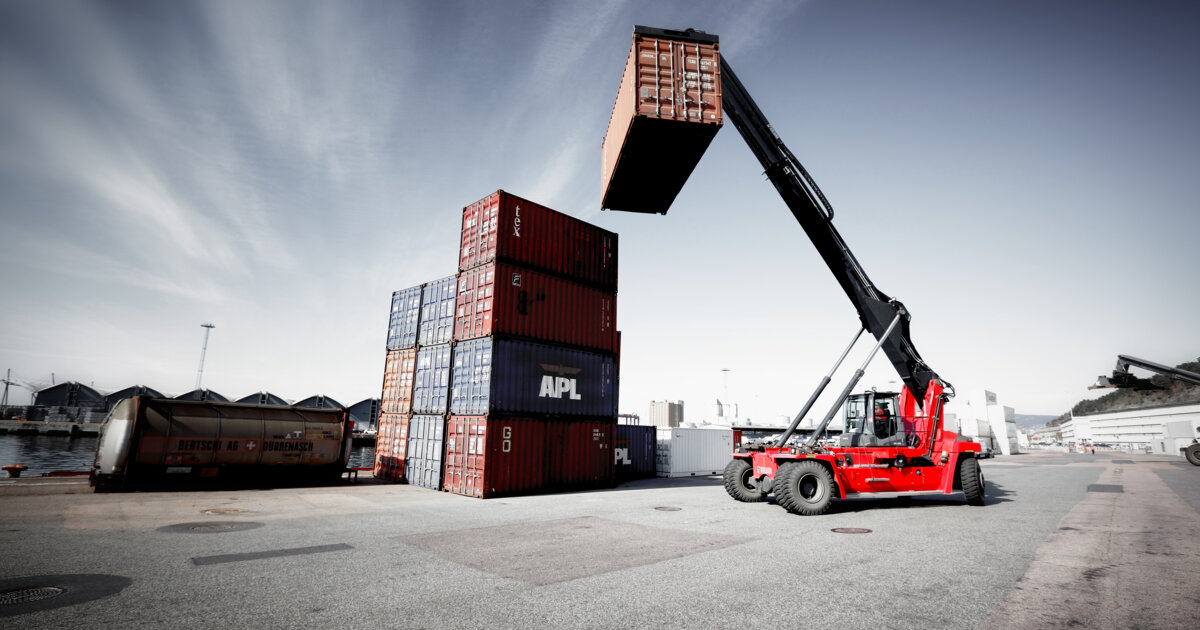 Kalmar Reach Stacker for empty and semiladen container handling