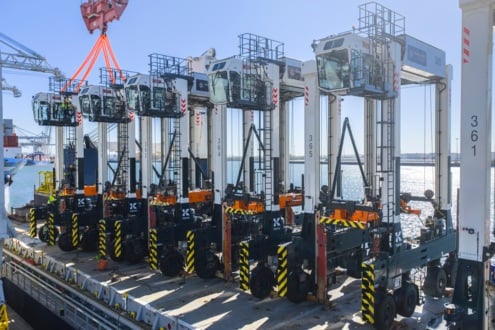 HGT Le Havre 14 hybrid straddle carriers 042026 (3).jpeg