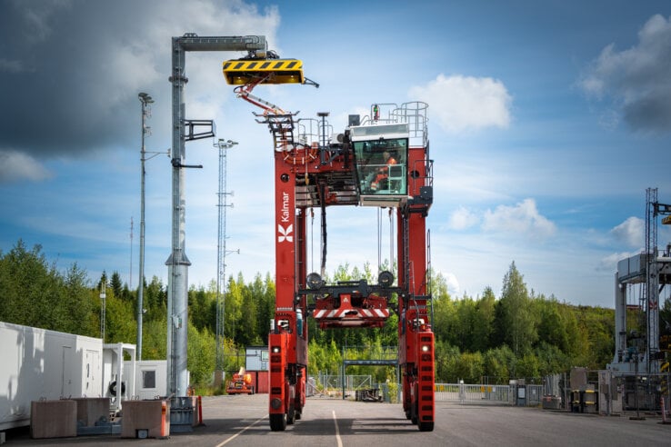 Straddle carriers
